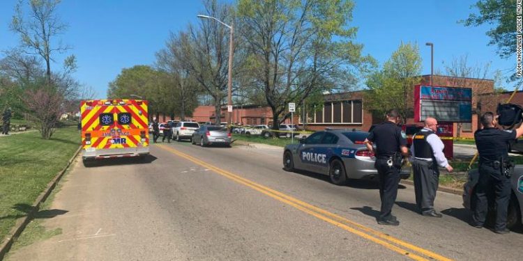 [속보] 테네시주 낙스빌의 고등학교에서 총격 .. “사건 조사 중”