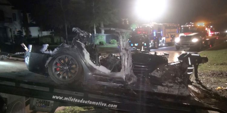 테슬라 모델S 사고로 2명 사망 … “운전석 비어 있었다”