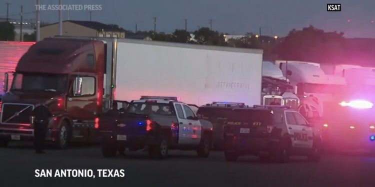 트럭에 숨어 텍사스 국경넘은 불법이민 29명, 경찰에 발각