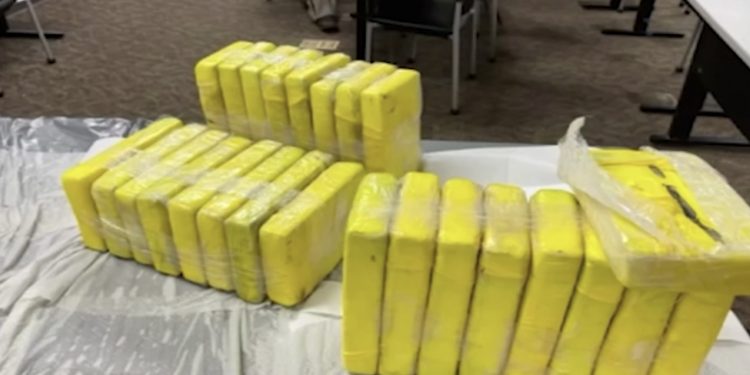 휴스턴 해안가에 밀려온 마약 뭉치 110파운드 … “발견즉시 신고하라”