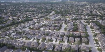 식을 줄 모르는 오스틴 주택 시장 … “리스팅 가격보다 10만달러 더 내야 매매성사”