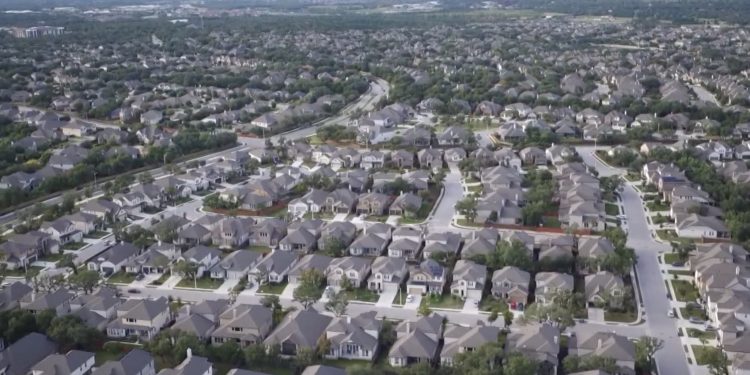 식을 줄 모르는 오스틴 주택 시장 … “리스팅 가격보다 10만달러 더 내야 매매성사”