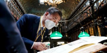 스페인에서 ‘조선왕국전도’ 확인한 문재인 대통령 … “독도, 한국영토임을 보여줘”