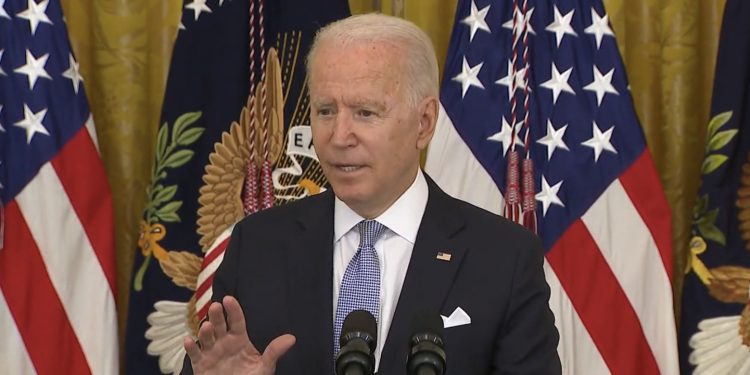 바이든 대통령 “백신 맞으면 100달러 지급하라”