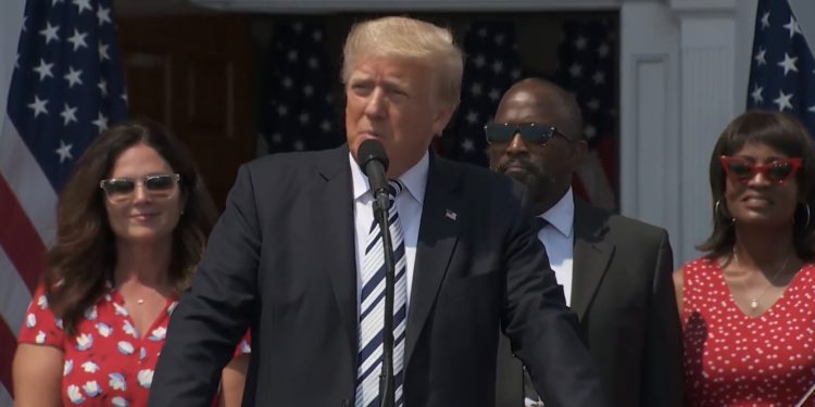 트럼프 전 대통령, 트위터와 페이스북, 구글 상대로 소송 …”불법 검열 주장”