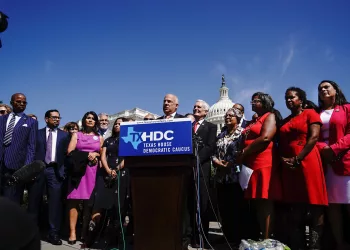 텍사스 지방법원, 보이콧 민주당 하원의원 체포 일시적 차단