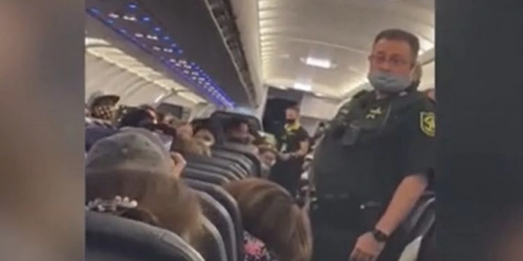[영상] 비행기 안에서 담배에 불 붙인 여성 … ‘연방법 위반 체포’