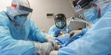 텍사스, 코로나 병상과 의료진 부족에도 주정부는 “자유가 중요”