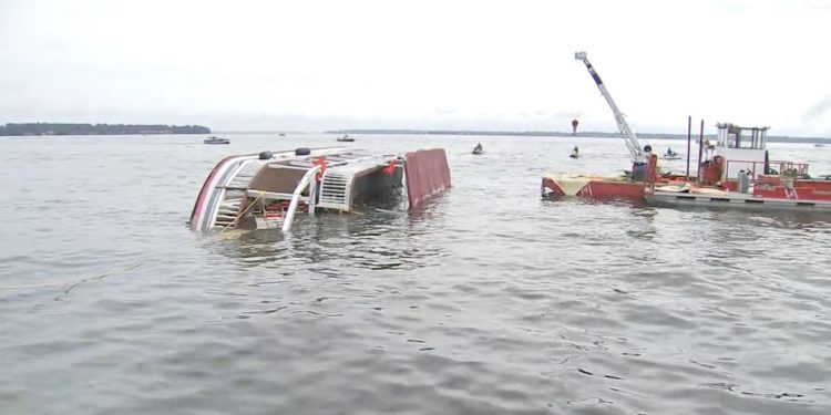 휴스턴 북쪽 콘로 호수에서 53명 탑승 보트 전복 … ‘1명 사망’