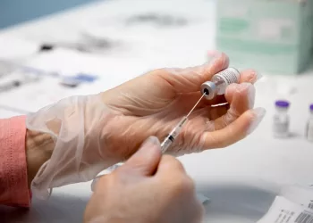 부스터 샷 속도내는 미 보건당국 … “신규 확진자 10만여명 넘어”