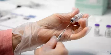 부스터 샷 속도내는 미 보건당국 … “신규 확진자 10만여명 넘어”