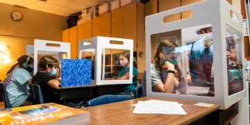 텍사스 교육구들 마스크착용 자체 규정 마련 … “주정부와 마찰 불가피”