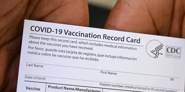 시카고 약사, 백신접종카드 훔쳐 장당 10달러에 판매