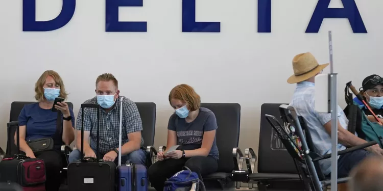 델타항공, 11월부터 백신 미접종 직원에게 매월 200달러 부과
