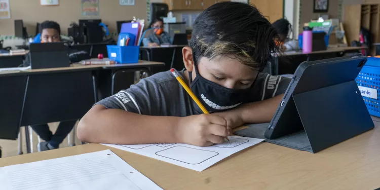 코로나19, 어린이와 청소년 확진자 급증