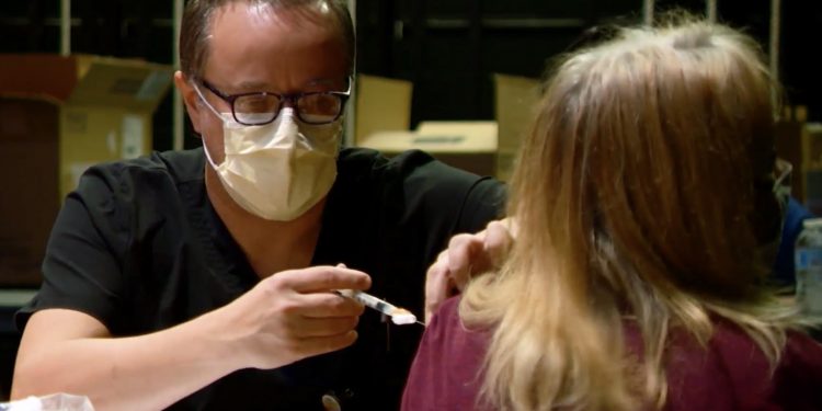 텍사스 주지사, “백신 강요하지 말라” 행정명령