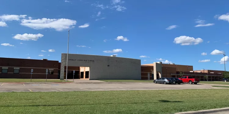 텍사스 코넬리 교육구, 교사 두명 코로나로 사망 후 ‘학교폐쇄’