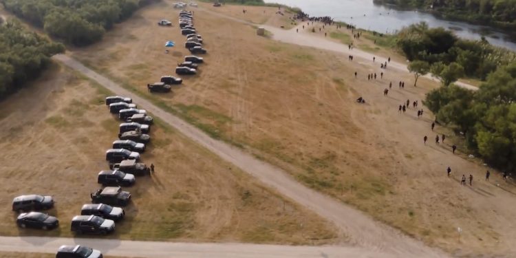 연방정부 국경정책 연일 비난한 텍사스, 결국 ‘차벽’ … 독자적 대응