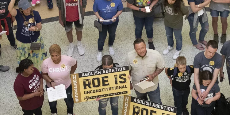 텍사스 주지사 “강간피해여성 낙태금지,  길 위에 강간범 근절하면 된다”