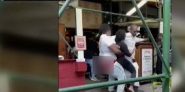 뉴욕 식당 백신접종증명 요구에 주먹날린 휴스턴 여성들 ‘체포’