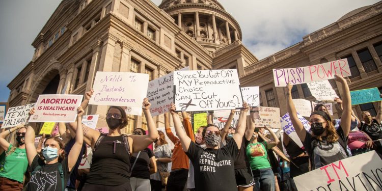 “여성권리 짓밟혔다” … 텍사스 낙태금지 규탄 시위에 수백명 몰려