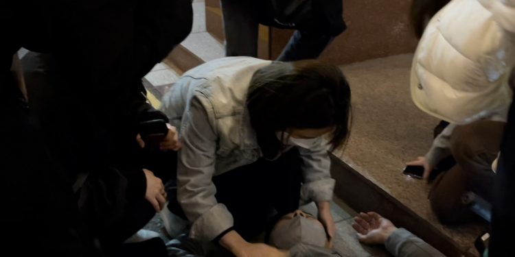 [영상]롯데호텔 앞 쓰러진 남성 발견한 행인들 ‘구조손길’