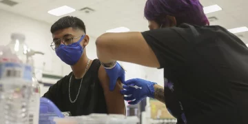 휴스턴 메트로, 코로나 환자 감소세 … “지난달 대비 절반으로 뚝”