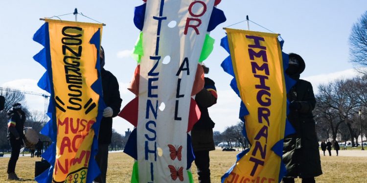 “생후 3개월에 입양됐지만, 저는 추방재판 중입니다”