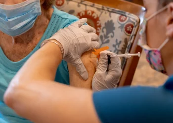 FDA, 18세 모든 성인 ‘부스터샷’ 승인