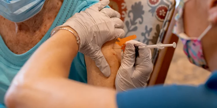 FDA, 18세 모든 성인 ‘부스터샷’ 승인