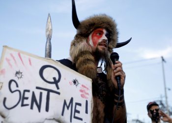 머리뿔 달고 의회 난입한 큐어넌 샤먼, 41개월형 선고