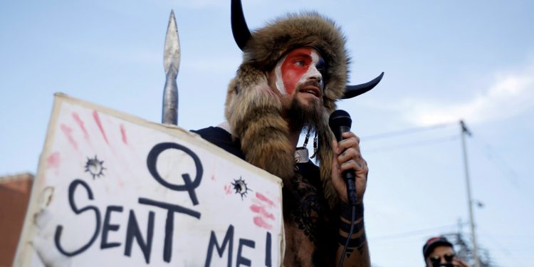 머리뿔 달고 의회 난입한 큐어넌 샤먼, 41개월형 선고