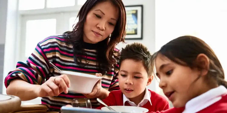 인력난에도 여성들의 직장 복귀가 힘든 이유? … “오르는 보육비 감당 어려워”