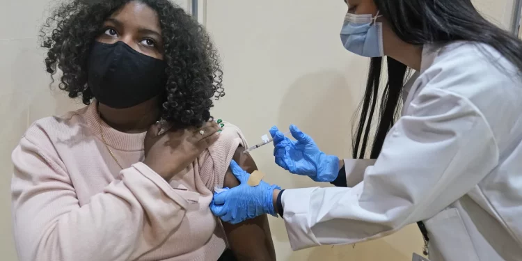 FDA, 16세~17세 청소년 부스터샷 긴급사용 승인