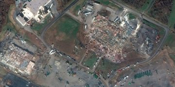 토네이도로 완파된 양초공장 “일찍 퇴근하면 해고한다” 위협 증언 나왔다