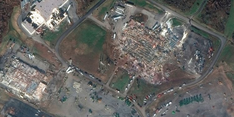 토네이도로 완파된 양초공장 “일찍 퇴근하면 해고한다” 위협 증언 나왔다