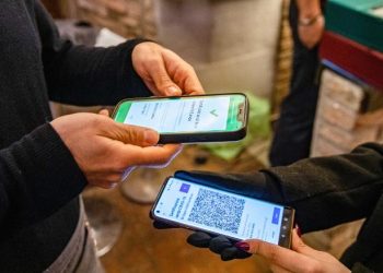 이탈리아에서 가짜 팔에 백신 맞은 남성 … “백신 증명서 때문에”