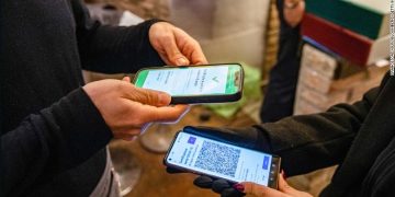 이탈리아에서 가짜 팔에 백신 맞은 남성 … “백신 증명서 때문에”