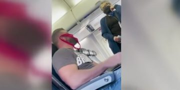 비행기에서 마스크 대신 여성용 티팬티 걸친 남성 … ‘결국 쫒겨나’