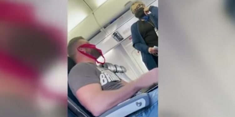비행기에서 마스크 대신 여성용 티팬티 걸친 남성 … ‘결국 쫒겨나’