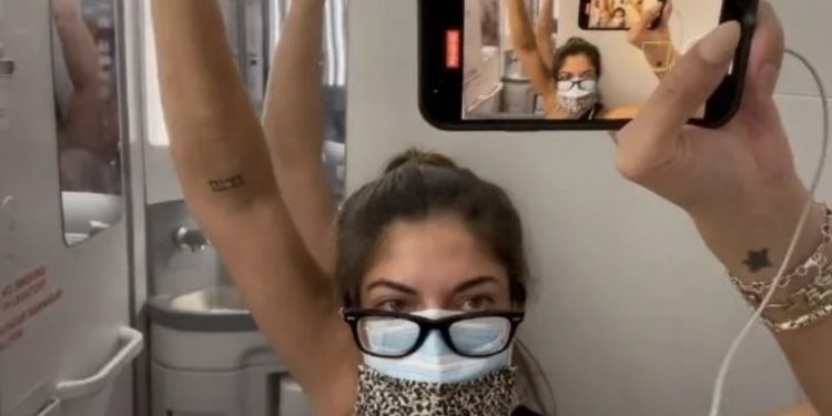 비행기에서 코로나19 양성 나오자 화장실에서 5시간 격리