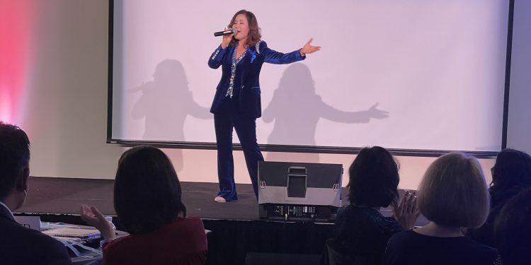 [인터뷰] 트롯가수 홍실 “텍사스 한인들은 저에게 가족입니다”