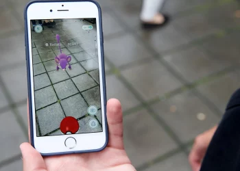 강도는 안잡고 포켓몬 잡은 경찰, 결국 해고