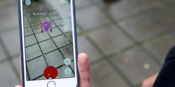 강도는 안잡고 포켓몬 잡은 경찰, 결국 해고