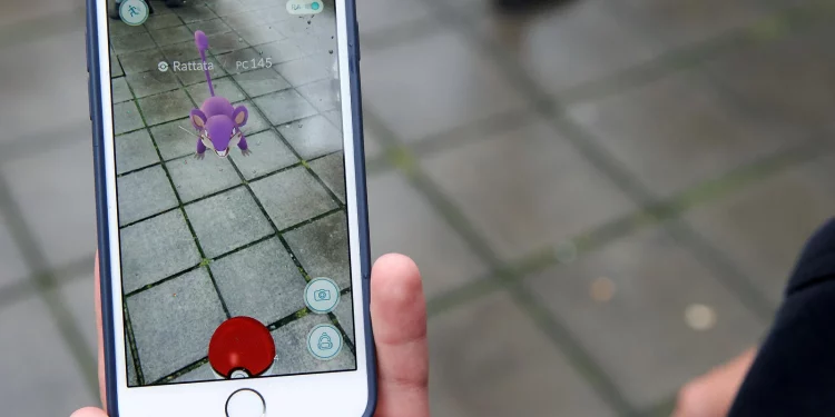 강도는 안잡고 포켓몬 잡은 경찰, 결국 해고