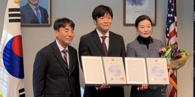 2021년 외교부장관 표창장에 김미희 한인회 이사, 최일용 실무관