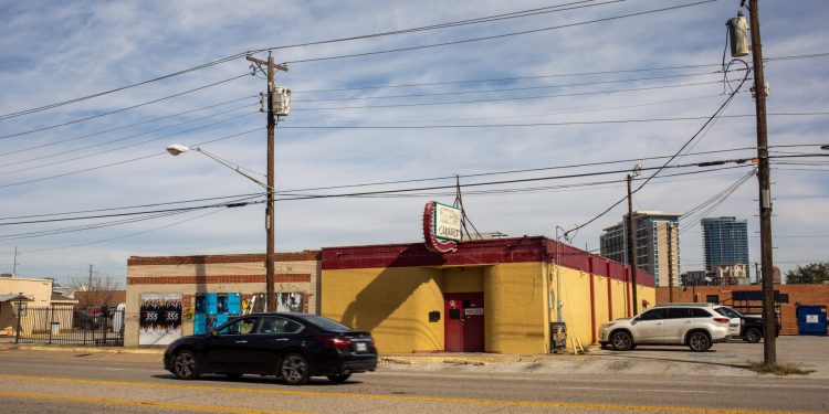 한인타운 속한 노스웨스트 달라스 지역, 성 관련업소 영업제한 해야