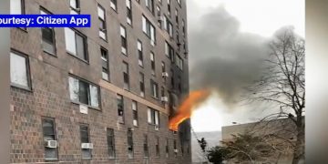 뉴욕 19층 아파트 화재로 어린이 9명 포함 19명 사망