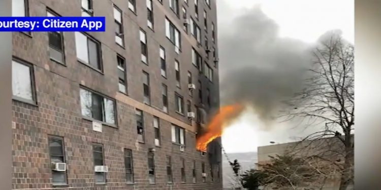 뉴욕 19층 아파트 화재로 어린이 9명 포함 19명 사망