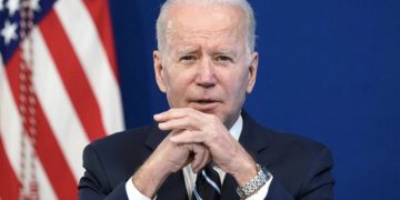 백악관, 오미크론 폭증에 고품질 마스크 무료 배포 … “다음주 구체적 계획 발표”